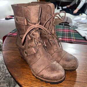 SOREL WOMEN SIZE 8.5M JOAN OF ARTIC WEDGE TOBACCO COLOR LEATHER